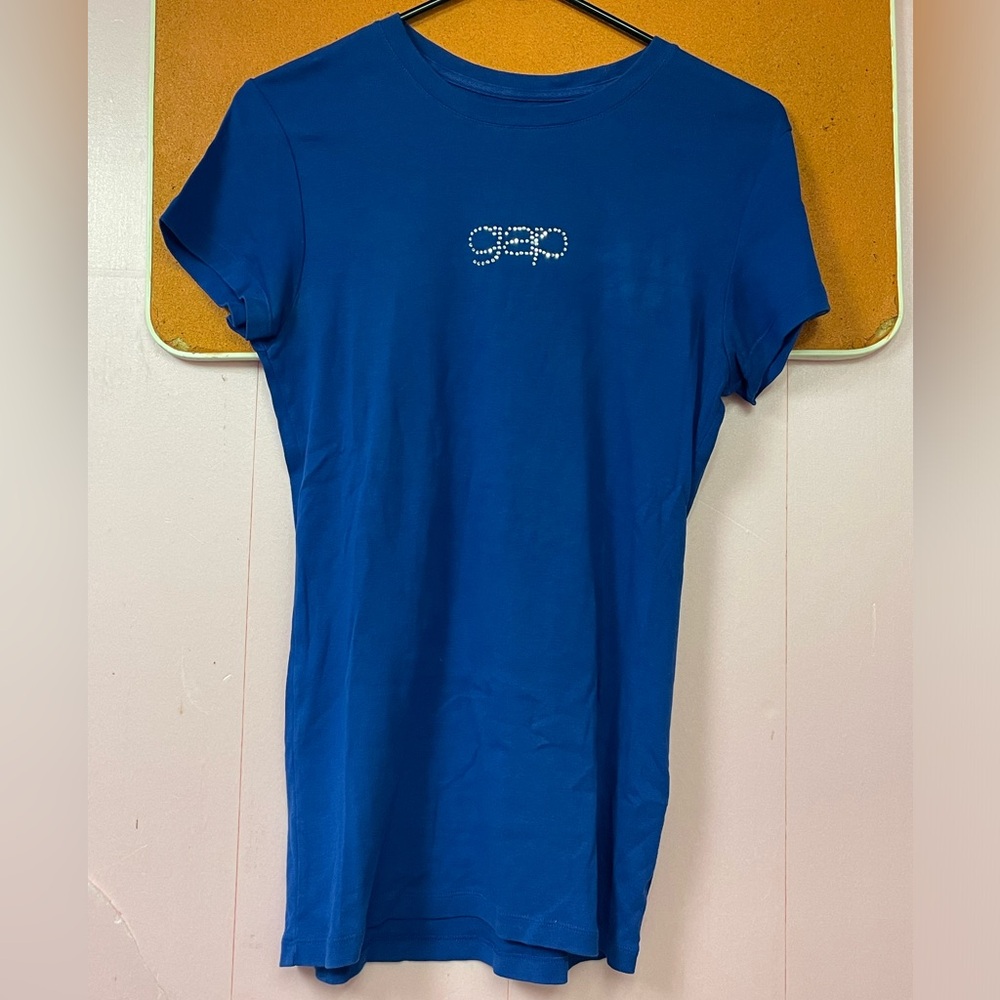 Gap short sleeve tight shirt.